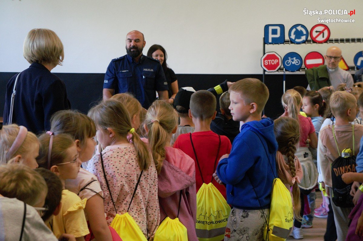 Świętochłowice: 455 pierwszoklasistów wzięło udział w akcji "Bezpieczna Droga Do Szkoły" - fotoreportaż