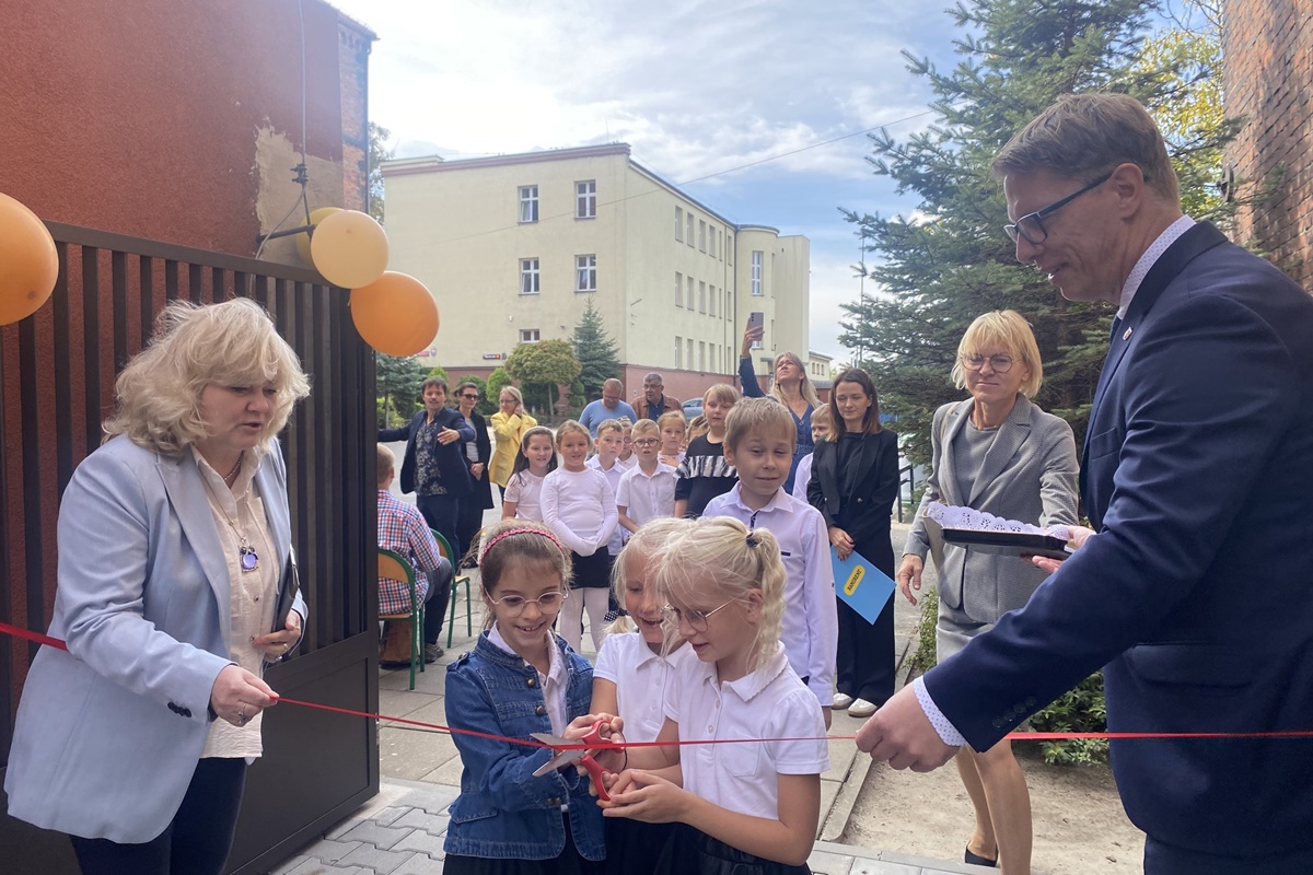 Wielka radość w Szkole Podstawowej nr 17 – pasowanie na ucznia i nowy plac zabaw - fotoreportaż