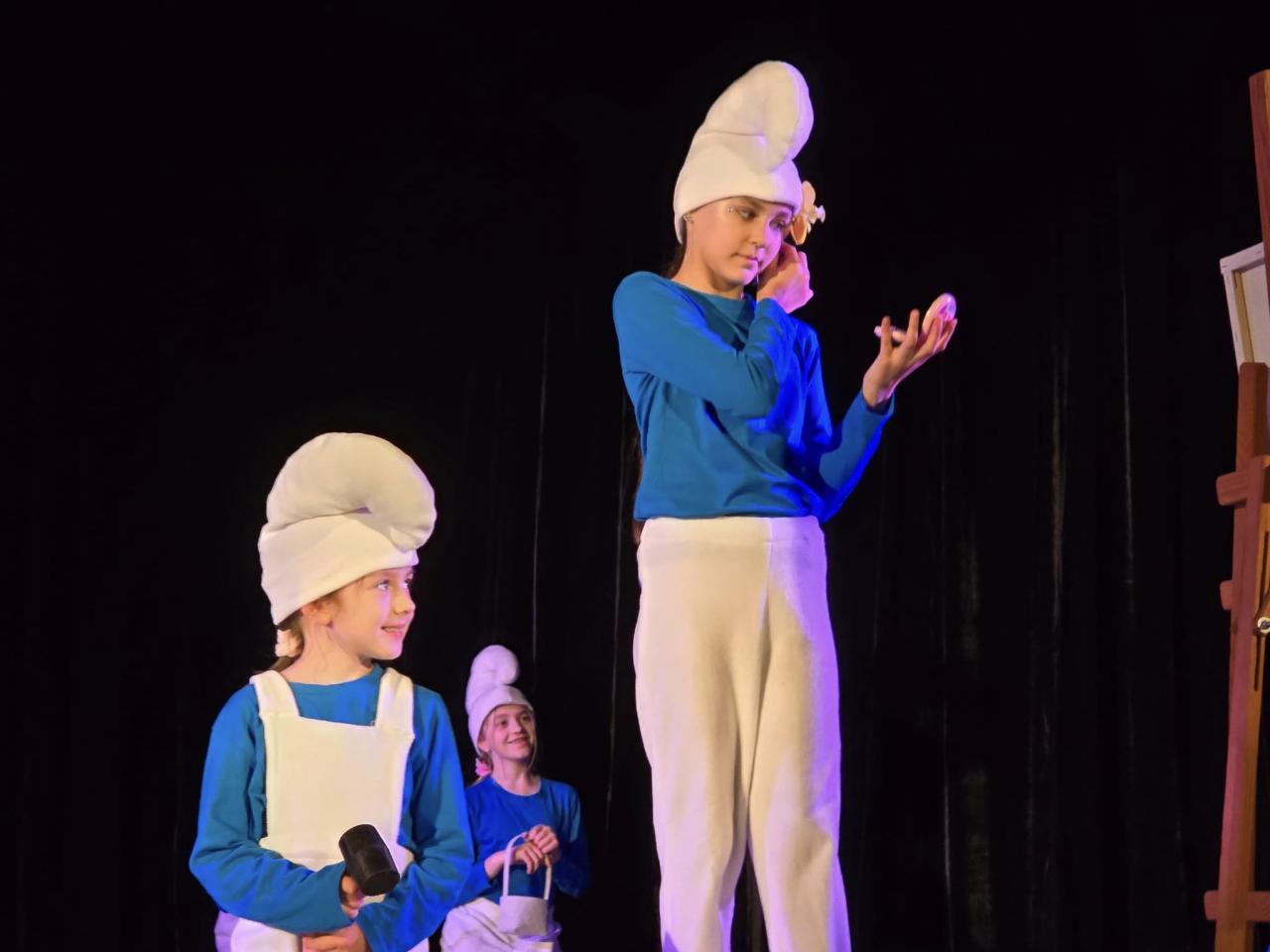 "Smerfy" na scenie! Teatralny debiut Młodszaków zachwycił widzów [ZDJĘCIA] - fotoreportaż