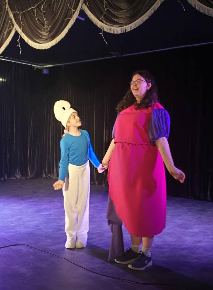 "Smerfy" na scenie! Teatralny debiut Młodszaków zachwycił widzów [ZDJĘCIA] - fotoreportaż