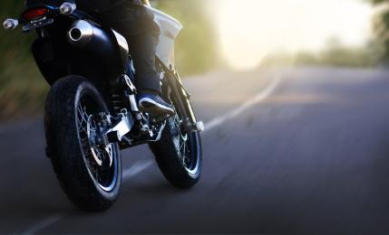 Motocyklisto! Na drodze bezwzględnie zachowaj czujność, ostrożność i „Wróć do domu”