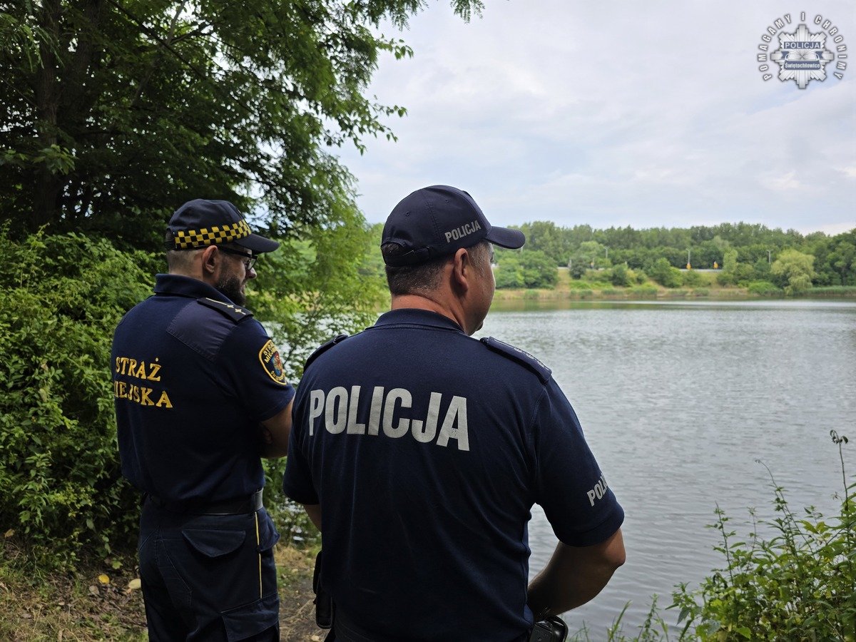 Świętochłowiccy dzielnicowi rozpoczynają akcję "Bilet na basen zamiast mandatu" - fotoreportaż
