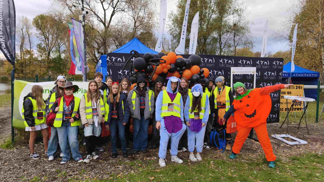 Wolontariusze z SP 2 wsparli bieg XI Nocne Marki w halloweenowym klimacie - fotoreportaż