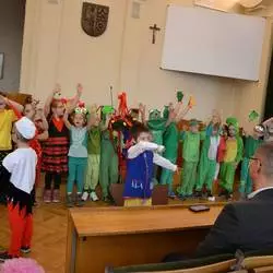 Dzieci wystąpiły w Urzędzie Miasta w wiosennym przedstawieniu