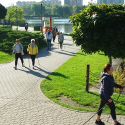 Międzypokoleniowy Nordic Walking