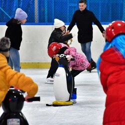 Zabawa karnawałowa na lodzie