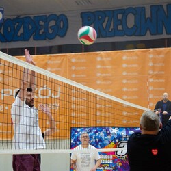 Mecz siatkówki pomiędzy sztabami WOŚP