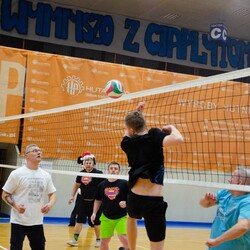 Mecz siatkówki pomiędzy sztabami WOŚP