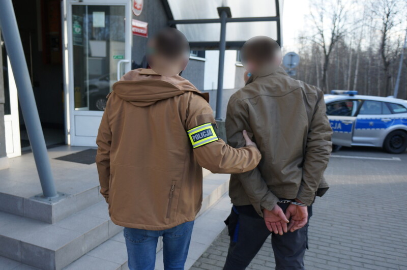 47-letni mieszkaniec Świętochłowic w mieszkaniu zorganizował plantację konopi indyjskich