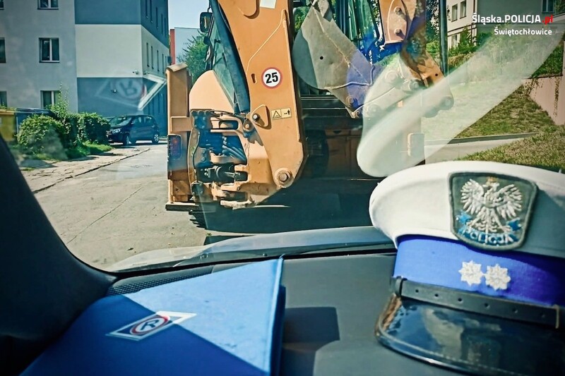 62-letni mężczyzna prowadził koparką bez uprawnień. Pojazd nie miał pełnego wyposażenia!