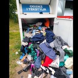 Akty wandalizmu w mie&#347;cie: zniszczono kontenery na odzie&#380; i zamontowano prywatne k&#322;ódki