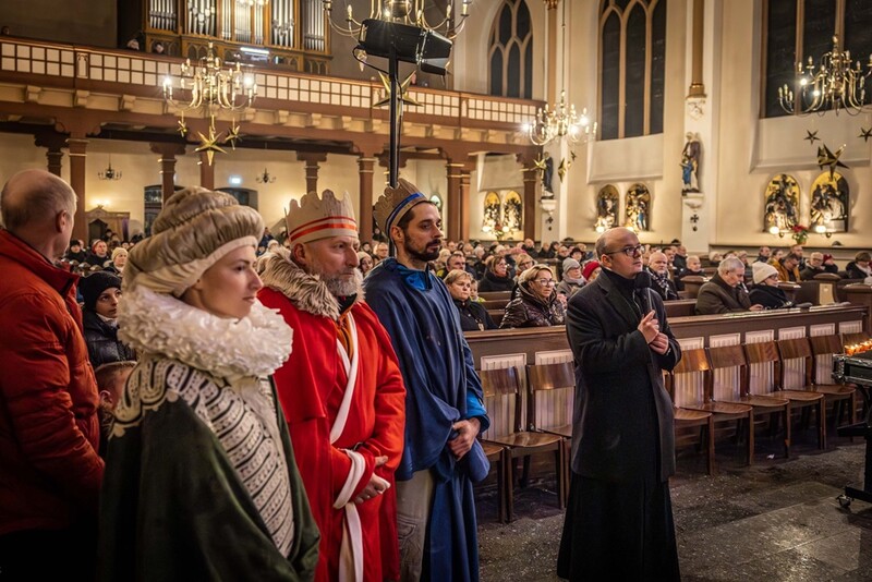 Barwny Orszak Trzech Króli przeszedł ulicami Świętochłowic [ZDJĘCIA]