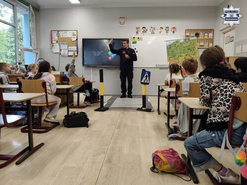 „Bezpieczna droga do szkoły” - policjanci odwiedzili uczniów Szkoły Podstawowej nr 8