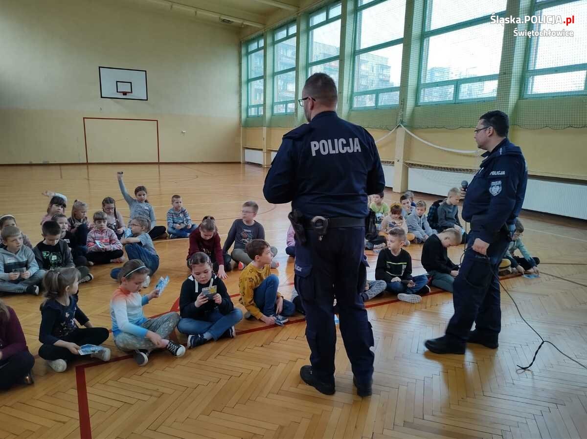 Bezpieczne Ferie z &#347;wi&#281;toch&#322;owickimi policjantami