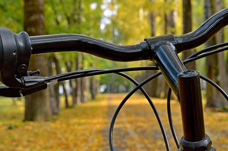 Bezpieczny rowerzysta jesienią – obowiązkowe wyposażenie i przepisy drogowe