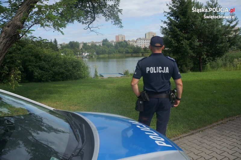 "Bilet na basen zamiast mandatu" - świętochłowiccy policjanci kontrolują akweny wodne