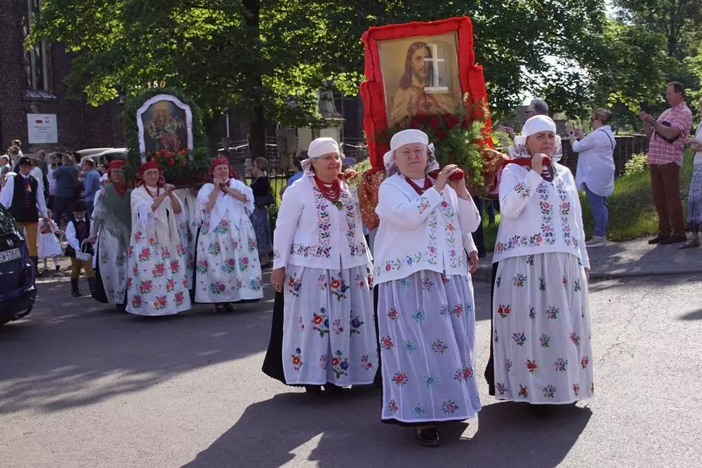Dzisiaj po uroczystej mszy świętej z kościoła pw. św. Augustyna w dzielnicy Lipiny wyruszyła tradycyjna procesja. Na czele kobiety, mężczyźni, młodzież i dzieci w tradycyjnych, śląskich strojach.