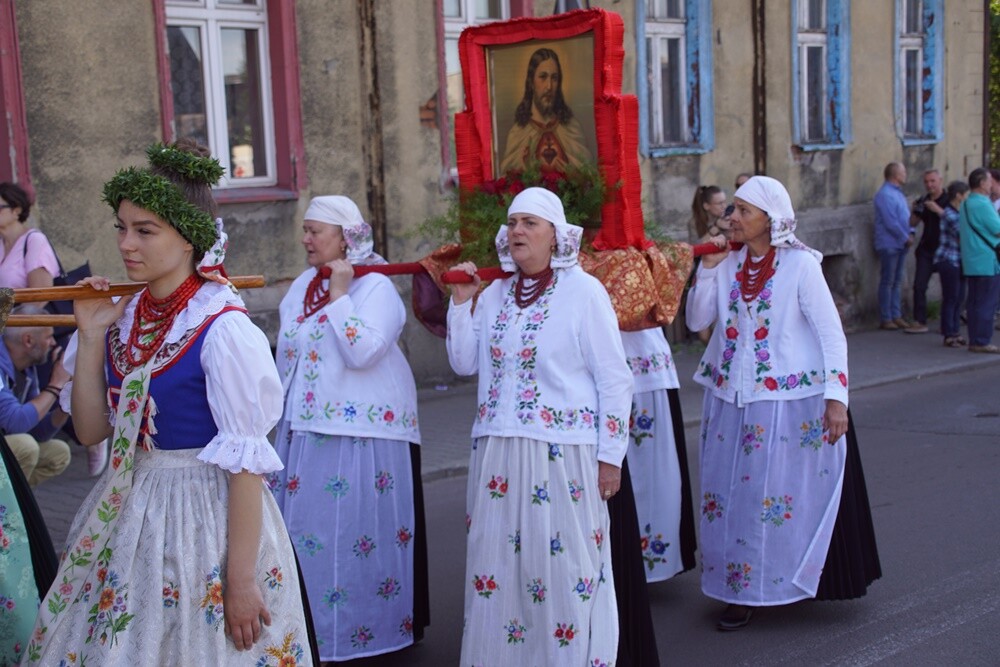 Dzisiaj po uroczystej mszy świętej z kościoła pw. św. Augustyna w dzielnicy Lipiny wyruszyła tradycyjna procesja. Na czele kobiety, mężczyźni, młodzież i dzieci w tradycyjnych, śląskich strojach.