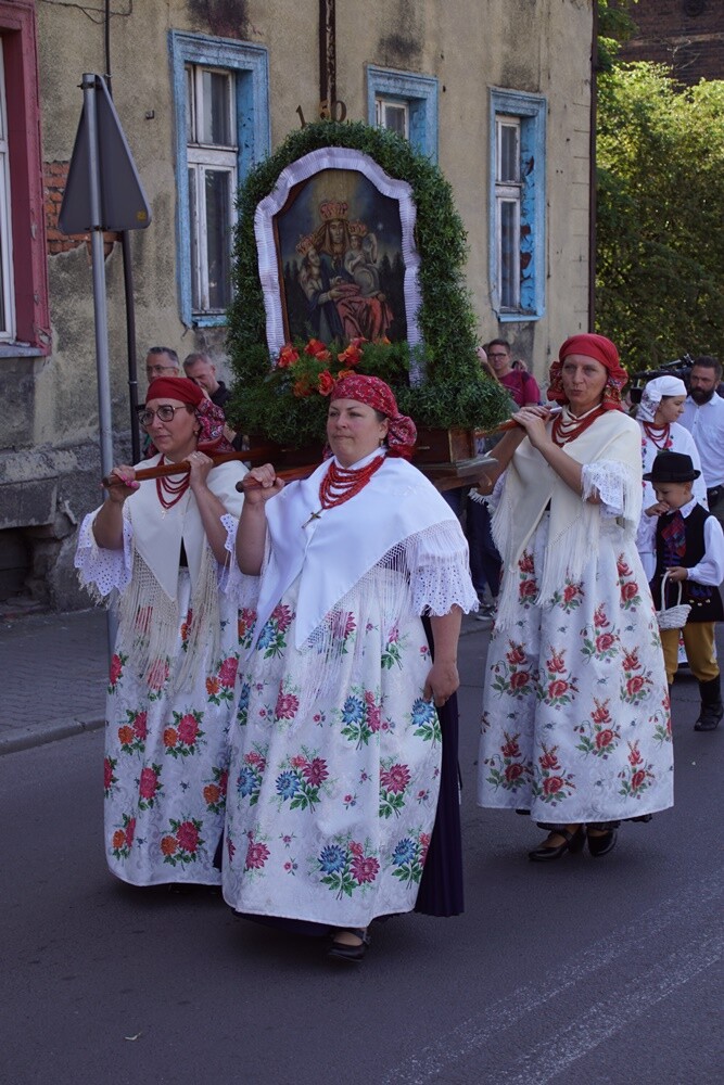 Dzisiaj po uroczystej mszy świętej z kościoła pw. św. Augustyna w dzielnicy Lipiny wyruszyła tradycyjna procesja. Na czele kobiety, mężczyźni, młodzież i dzieci w tradycyjnych, śląskich strojach.