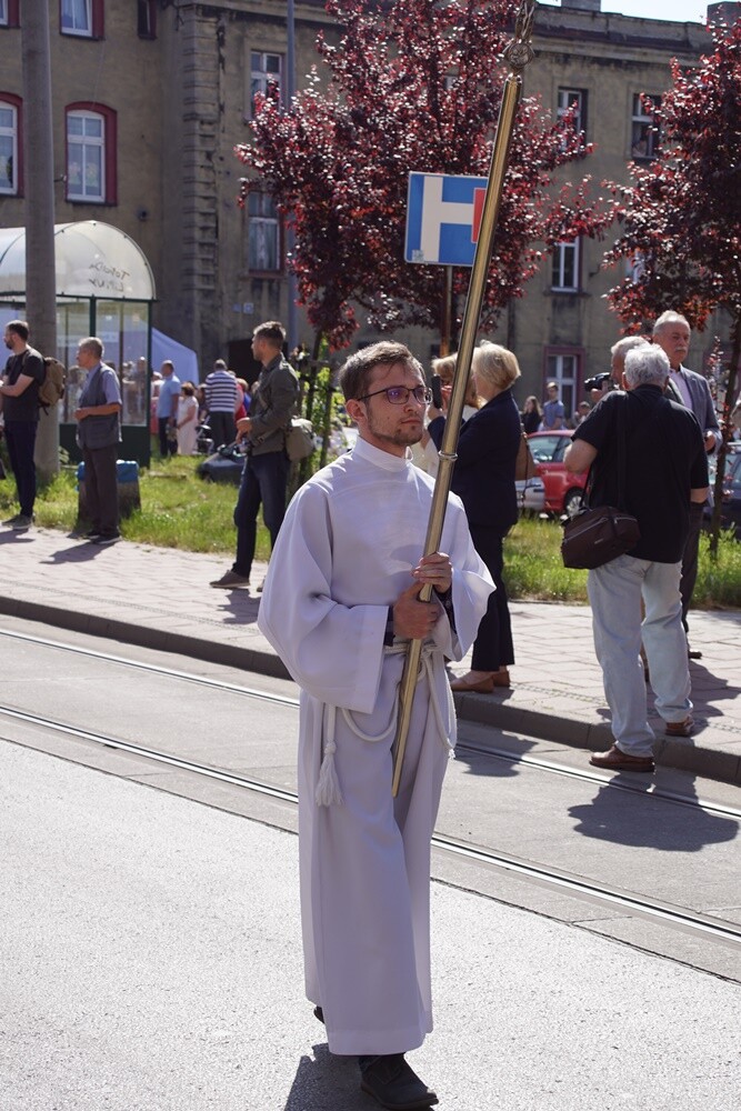 Dzisiaj po uroczystej mszy świętej z kościoła pw. św. Augustyna w dzielnicy Lipiny wyruszyła tradycyjna procesja. Na czele kobiety, mężczyźni, młodzież i dzieci w tradycyjnych, śląskich strojach.