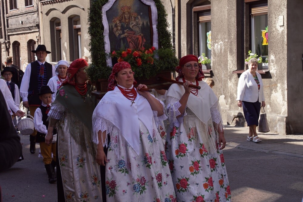 Dzisiaj po uroczystej mszy świętej z kościoła pw. św. Augustyna w dzielnicy Lipiny wyruszyła tradycyjna procesja. Na czele kobiety, mężczyźni, młodzież i dzieci w tradycyjnych, śląskich strojach.