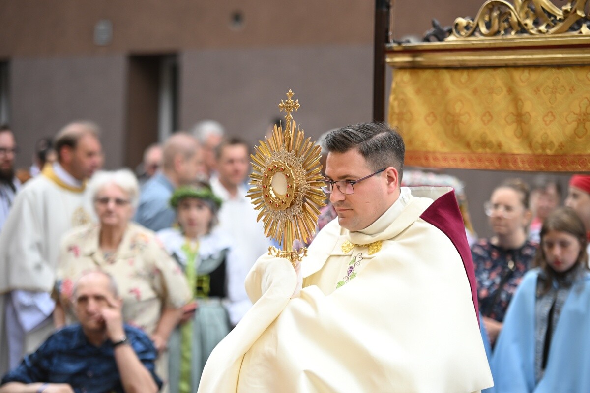 Tradycyjna procesja Bożego Ciała w Lipinach. / fot. Marek Faber / Krzysztof Faber