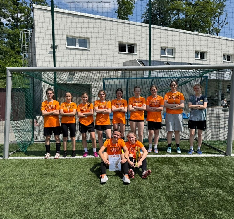 Brązowe medalistki z SP2! Świętochłowickie piłkarki z sukcesem na wojewódzkim finale