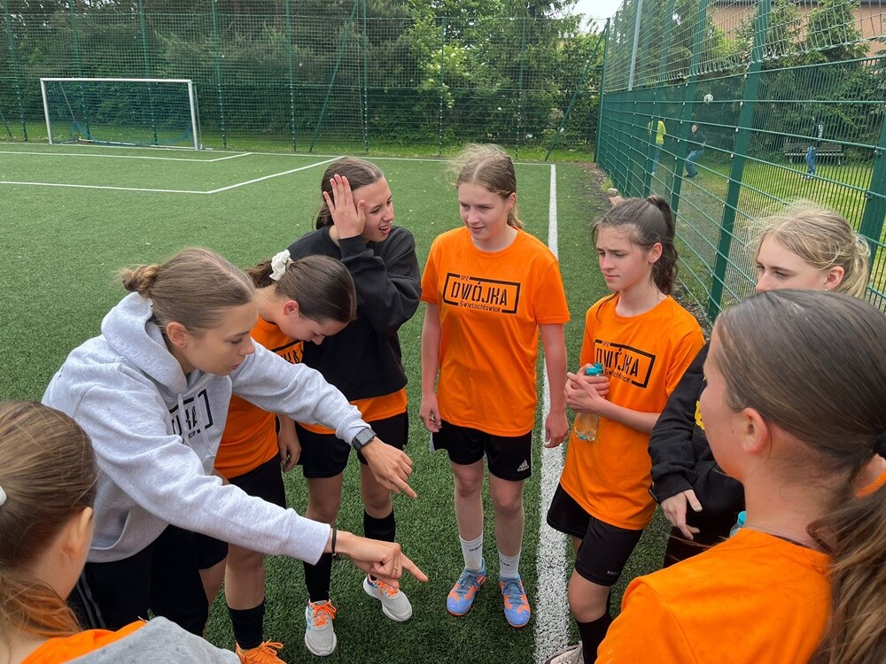 Brązowe medalistki z SP2! Świętochłowickie piłkarki z sukcesem na wojewódzkim finale.