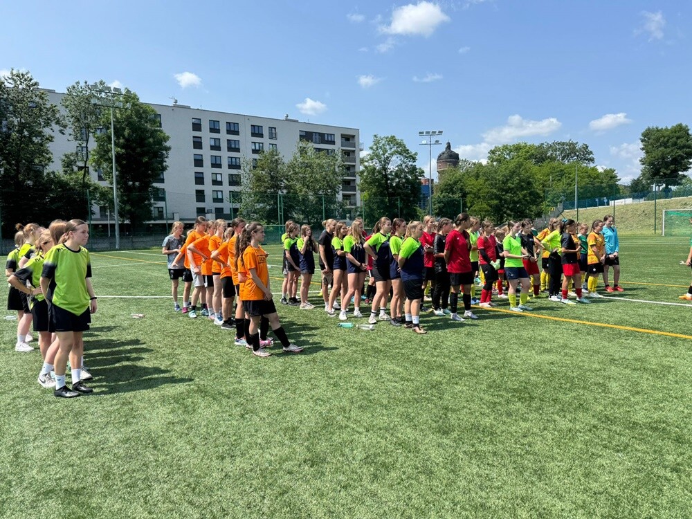 Brązowe medalistki z SP2! Świętochłowickie piłkarki z sukcesem na wojewódzkim finale.