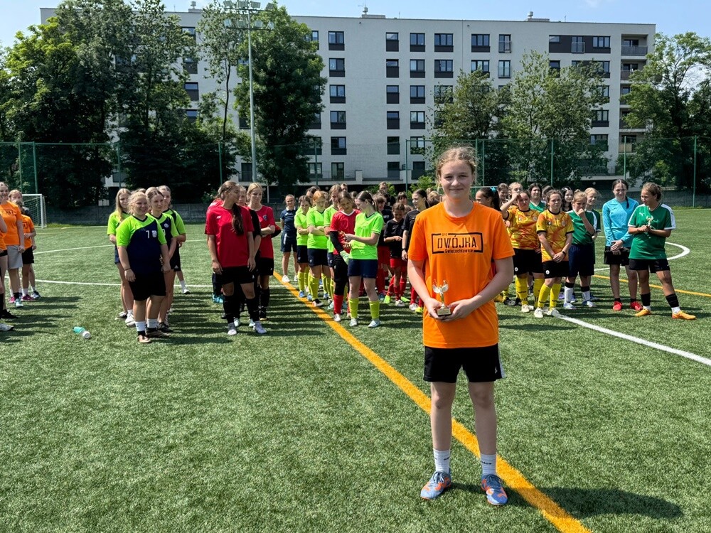 Brązowe medalistki z SP2! Świętochłowickie piłkarki z sukcesem na wojewódzkim finale.