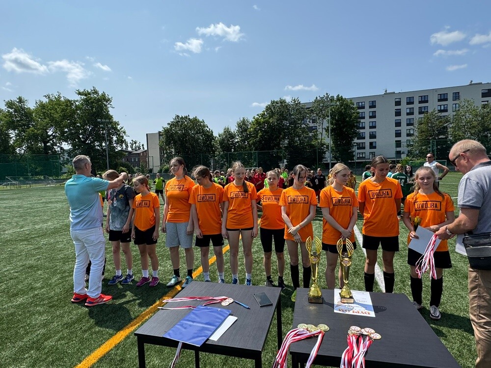 Brązowe medalistki z SP2! Świętochłowickie piłkarki z sukcesem na wojewódzkim finale.
