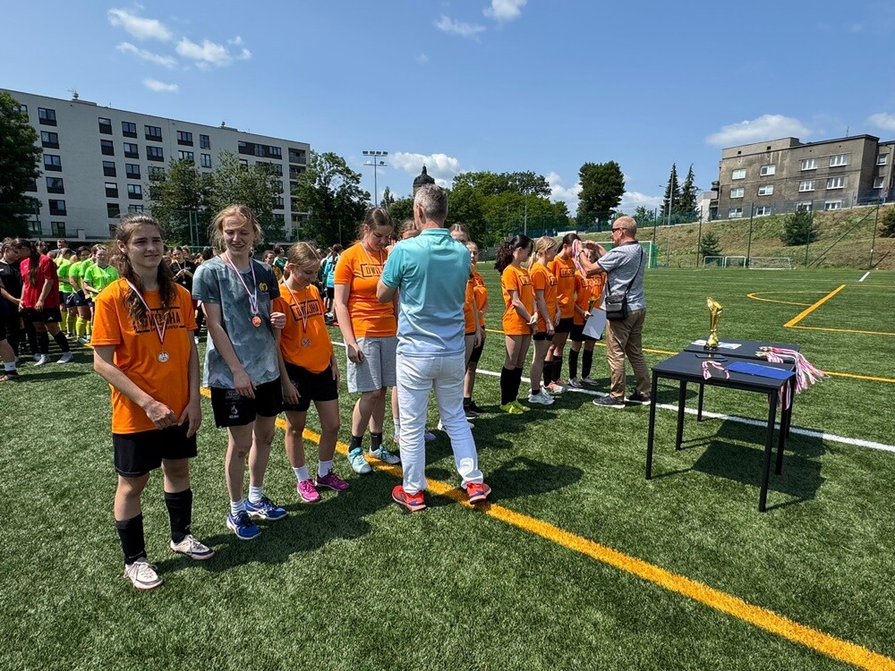 Brązowe medalistki z SP2! Świętochłowickie piłkarki z sukcesem na wojewódzkim finale.