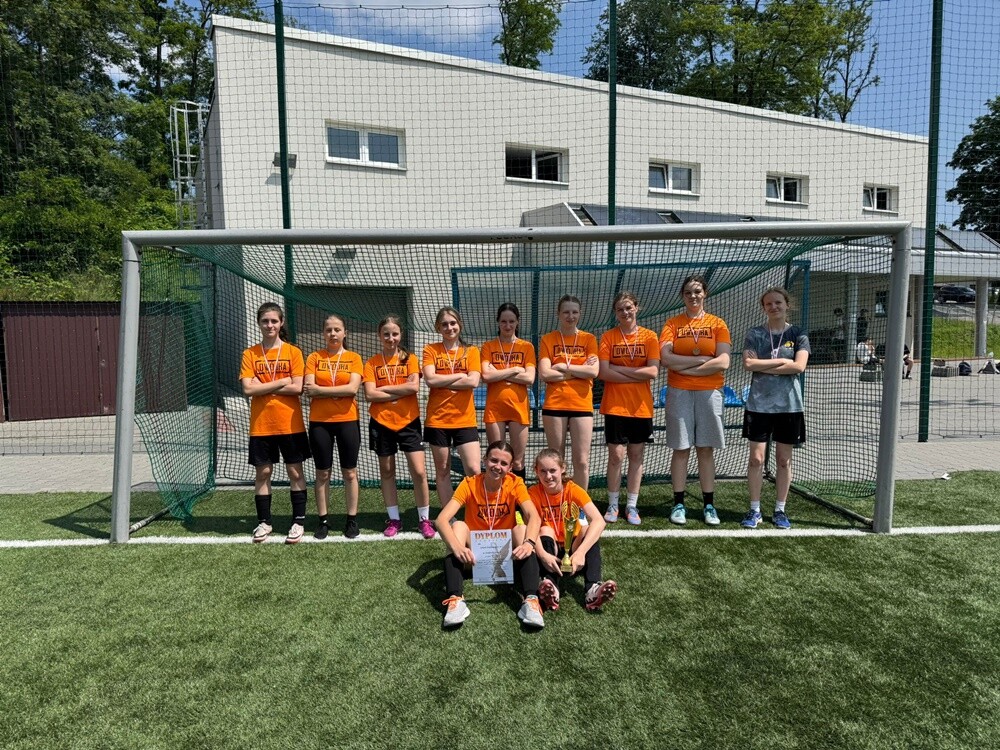 Brązowe medalistki z SP2! Świętochłowickie piłkarki z sukcesem na wojewódzkim finale.