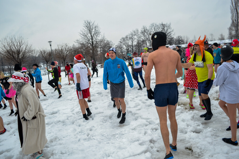 Grupo ponad tysiąc osób pojawiło się dziś na terenie Skałki i pobliskiego parku z okazji Wielkiej Orkiestry. Są biegi, rajdy rowerowy, morsowanie, walki wojów i wiele, wiele innych atrakcji. Impreza trwa!