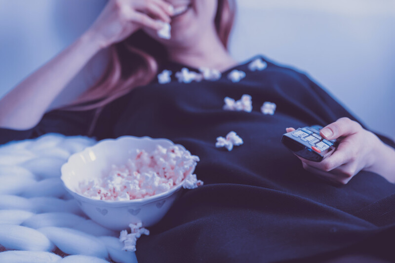 Chcesz spędzić weekend przed telewizorem? Sprawdź najciekawsze serialowe propozycje!
