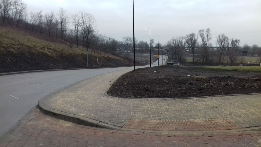 Aż trudno uwierzyć, że kiedyś była tu polna droga. Po remoncie ulica Chrobrego zyskała zupełnie nowy wygląd - oprócz szerokiej drogi mamy tu chodniki, ścieżkę rowerową, miejsca postojowe oraz nowe oświetlenie! Zobaczcie zdjęcia!