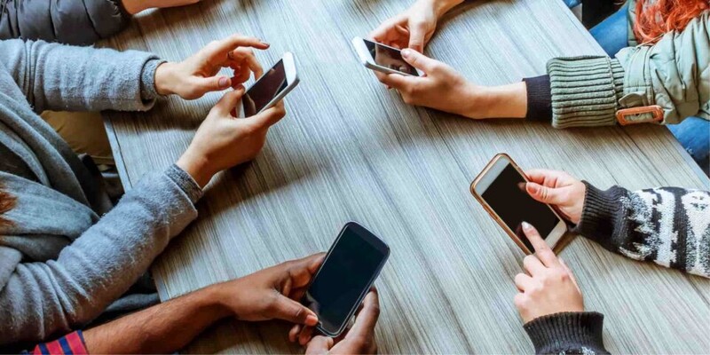 Co dziesiąty młody Polak nie może wytrzymać godziny bez smartfona