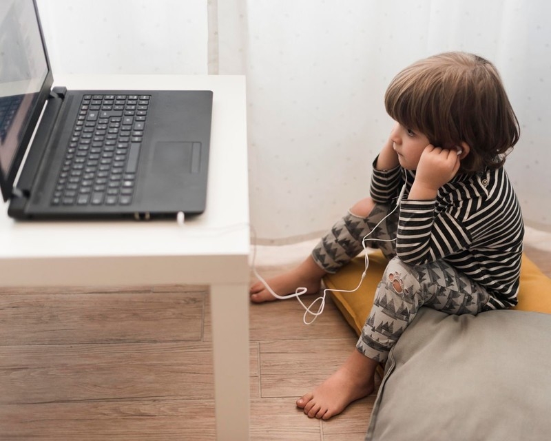Cyberprzestrzeń a bezpieczeństwo dzieci – na co uważać?