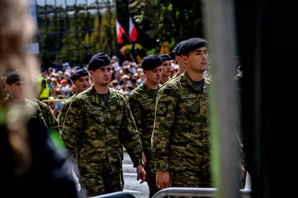Tłum ludzi zebrał się w centrum Katowic, by podziwiać wielką defiladę polskiej armii i służb mundurowych, którą uczczono Święto Wojska Polskiego oraz stulecie Powstań Śląskich. Byliśmy tam i mamy zdjęcia.