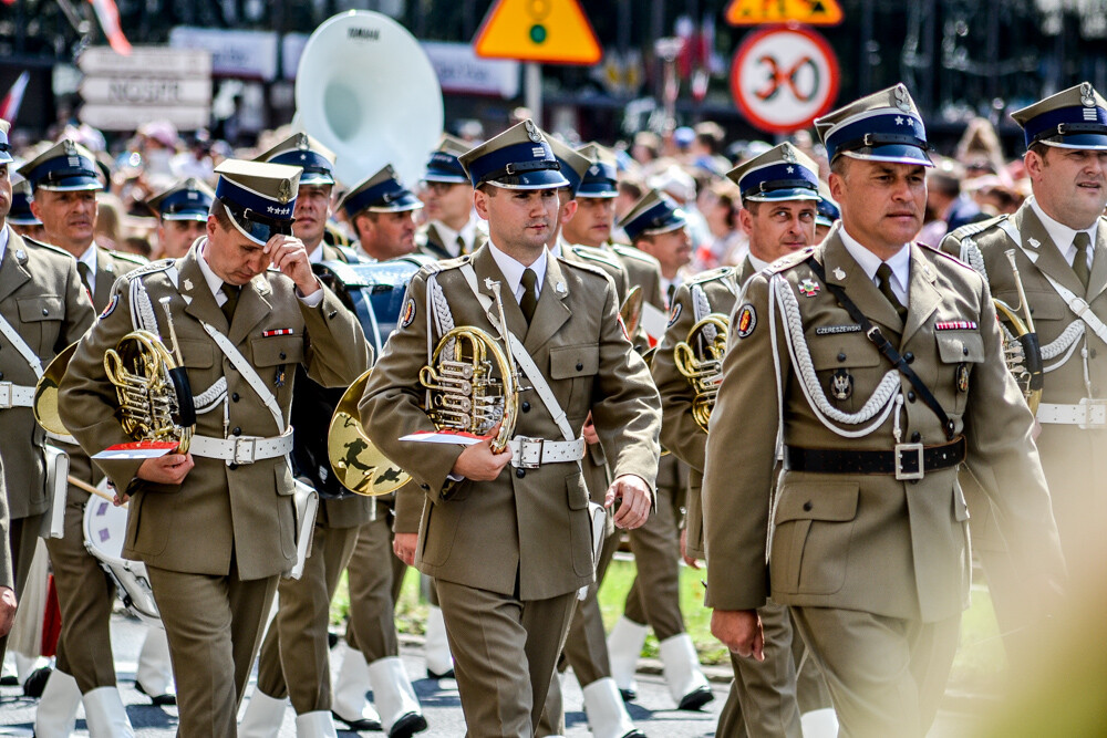 Tłum ludzi zebrał się w centrum Katowic, by podziwiać wielką defiladę polskiej armii i służb mundurowych, którą uczczono Święto Wojska Polskiego oraz stulecie Powstań Śląskich. Byliśmy tam i mamy zdjęcia.