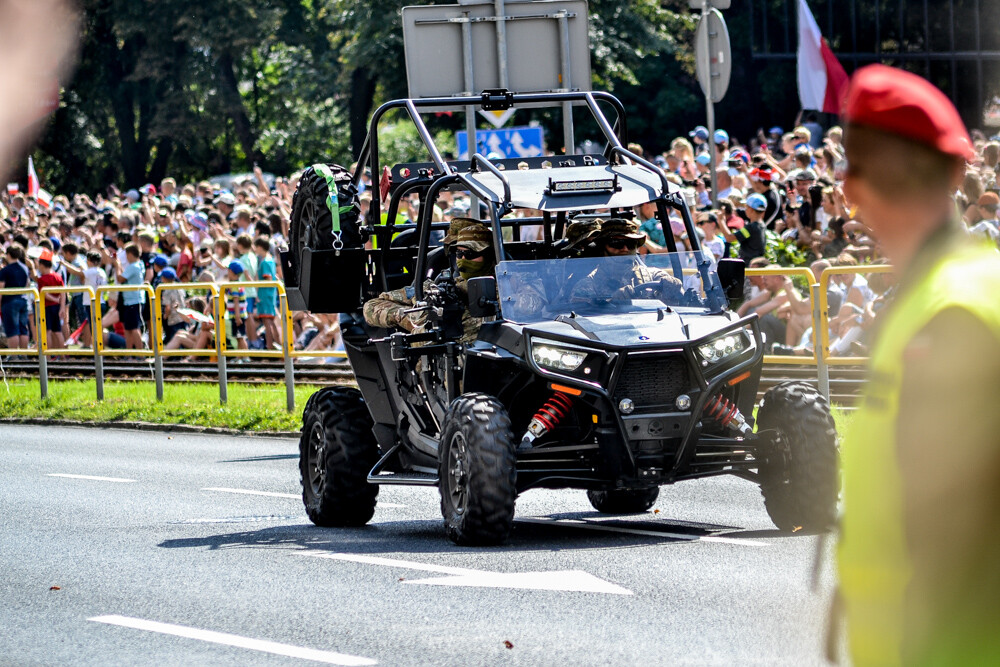 Tłum ludzi zebrał się w centrum Katowic, by podziwiać wielką defiladę polskiej armii i służb mundurowych, którą uczczono Święto Wojska Polskiego oraz stulecie Powstań Śląskich. Byliśmy tam i mamy zdjęcia.