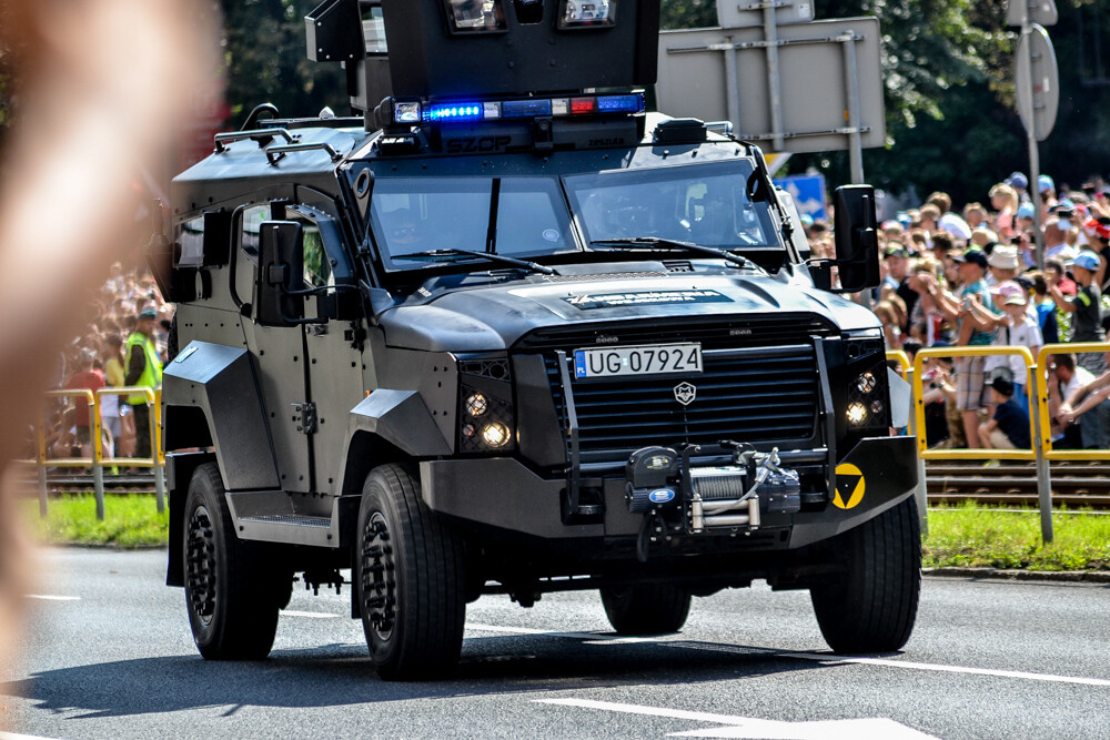 Tłum ludzi zebrał się w centrum Katowic, by podziwiać wielką defiladę polskiej armii i służb mundurowych, którą uczczono Święto Wojska Polskiego oraz stulecie Powstań Śląskich. Byliśmy tam i mamy zdjęcia.