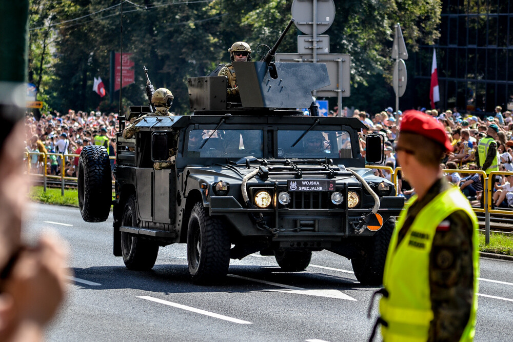 Tłum ludzi zebrał się w centrum Katowic, by podziwiać wielką defiladę polskiej armii i służb mundurowych, którą uczczono Święto Wojska Polskiego oraz stulecie Powstań Śląskich. Byliśmy tam i mamy zdjęcia.