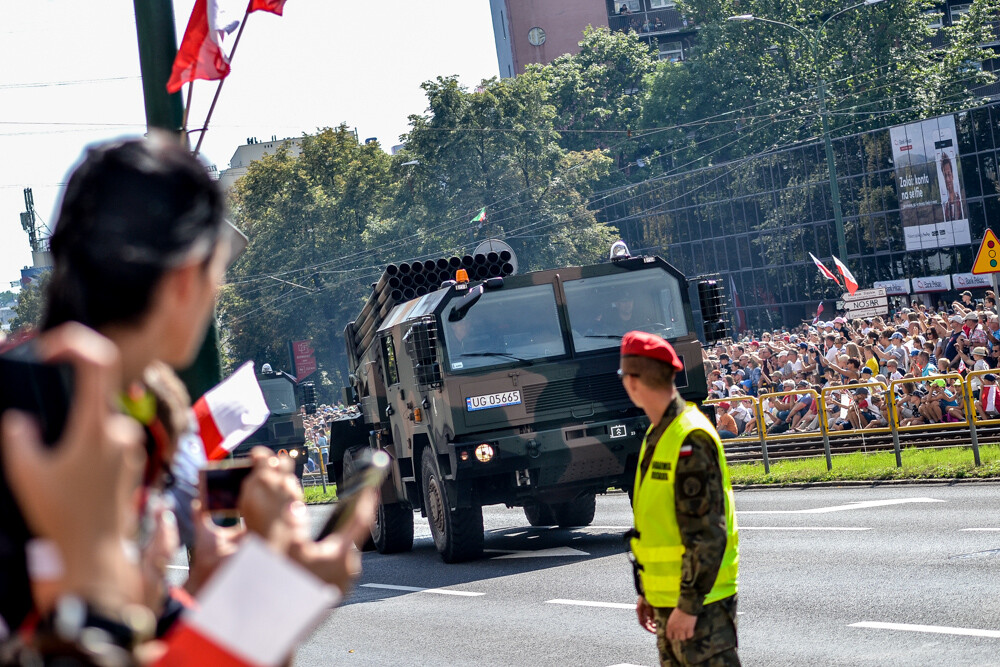 Tłum ludzi zebrał się w centrum Katowic, by podziwiać wielką defiladę polskiej armii i służb mundurowych, którą uczczono Święto Wojska Polskiego oraz stulecie Powstań Śląskich. Byliśmy tam i mamy zdjęcia.