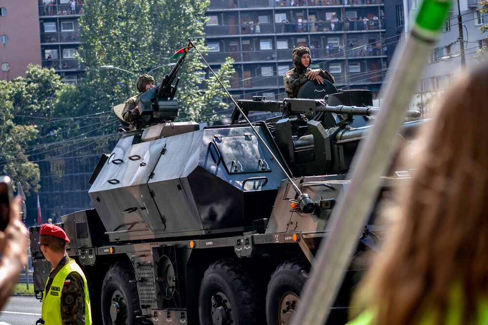 Tłum ludzi zebrał się w centrum Katowic, by podziwiać wielką defiladę polskiej armii i służb mundurowych, którą uczczono Święto Wojska Polskiego oraz stulecie Powstań Śląskich. Byliśmy tam i mamy zdjęcia.