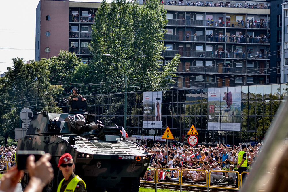 Tłum ludzi zebrał się w centrum Katowic, by podziwiać wielką defiladę polskiej armii i służb mundurowych, którą uczczono Święto Wojska Polskiego oraz stulecie Powstań Śląskich. Byliśmy tam i mamy zdjęcia.