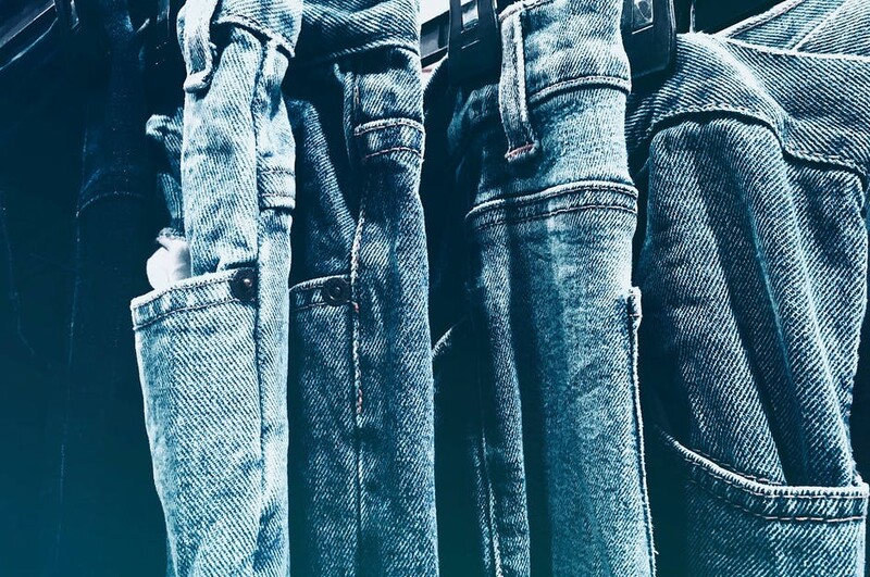 Dlaczego jeansowe spodnie nigdy nie wyjdą z mody?