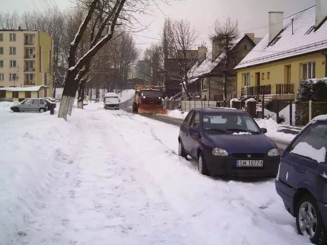 Domki - snieg i samochody
