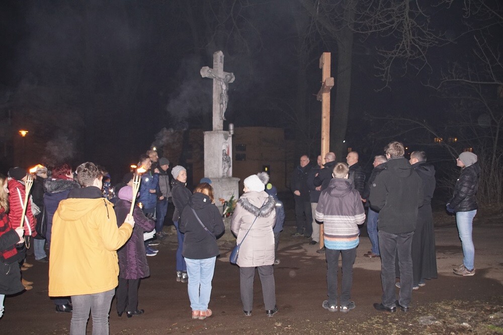 Tradycyjnie, w piątek przed Niedzielą Palmową w każdej rudzkiej parafii odbyła się droga krzyżowa. Wierni w procesji z krzyżem przeszli ulicami miasta modląc się.