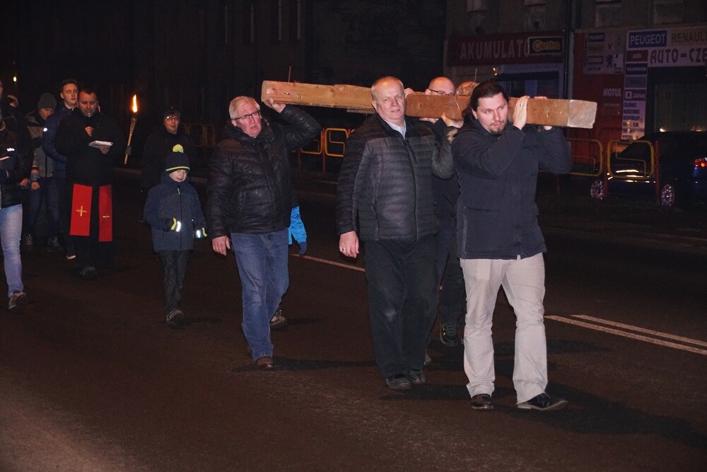 Tradycyjnie, w piątek przed Niedzielą Palmową w każdej rudzkiej parafii odbyła się droga krzyżowa. Wierni w procesji z krzyżem przeszli ulicami miasta modląc się.